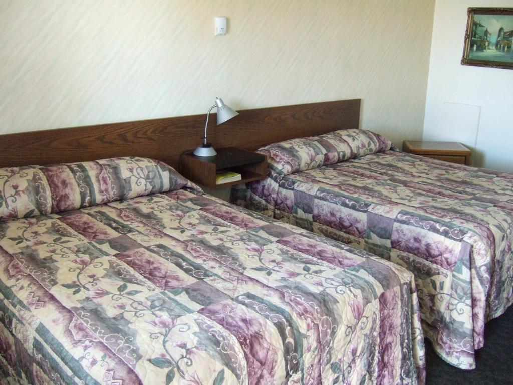 Wild Rose Inn Vegreville Phòng bức ảnh